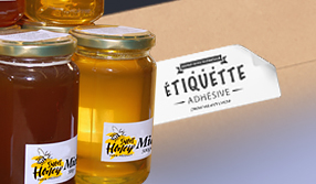 Étiquette adhésive sur planche
